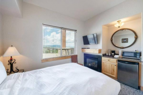 Cozy and Romantic Hotel Room in Silverado Lodge 324